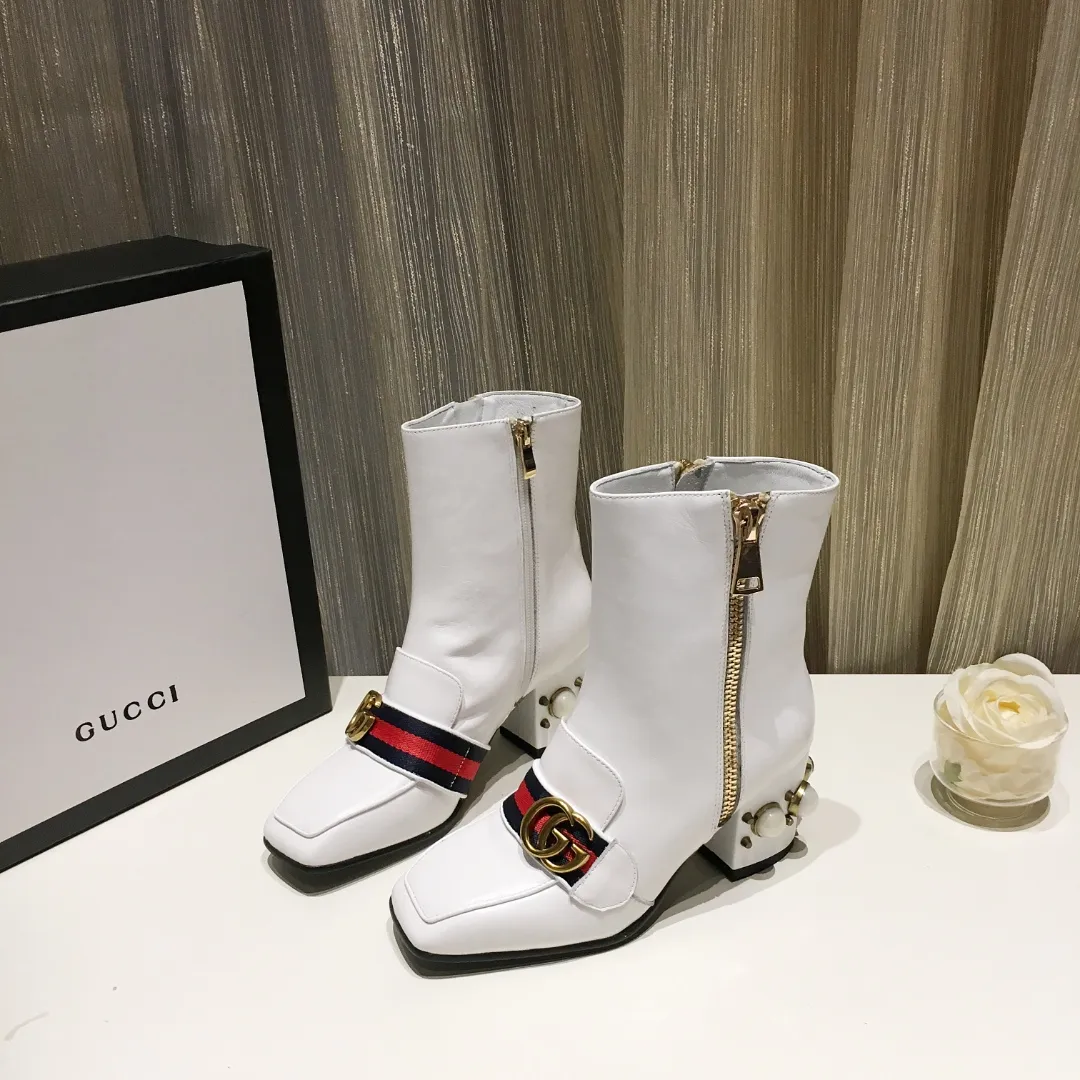 👟👟Ex-factory price 540👟👟 Classic version of GUCCI [Lightning] [Lightning] The latest autumn and winter new style 7-inch short boots [Love] The must-sell model in the picture above [Love] The original shoe last effect is great [Strong] The heel is also the original shoe 1:1 big pearl that fits the heel 100% 👻 Not the cheap small pearl on the market 🎉 The imported fabric is full-grain cowhide 🎁The texture is very beautiful💝Pay special attention to the fact that the inner pads are all imported sheepskin. The heel height is 7 cm. 35--40 in full package.
